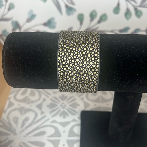 Leighelena Silver and Gray Stingray Cuff Bracelet - Picture 7 of 9